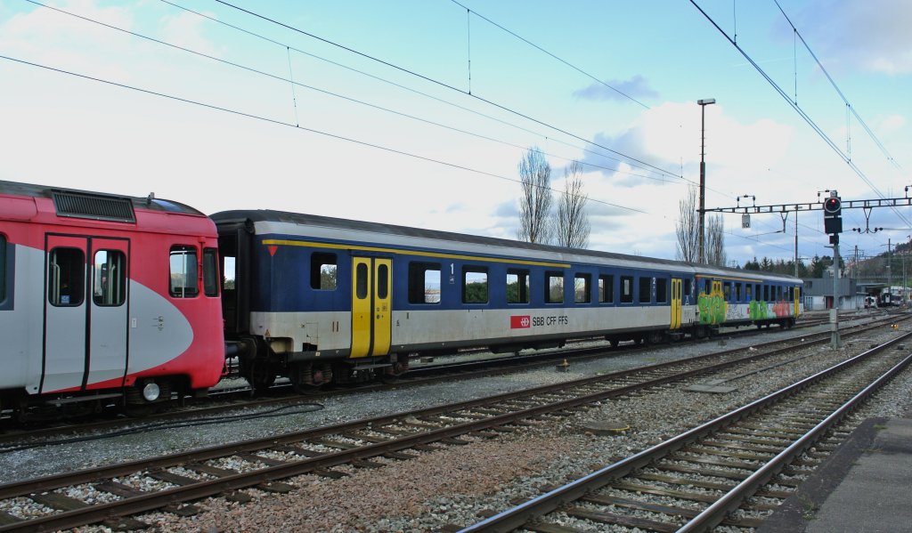 Die beiden AB EWII NPZ, 50 85 39-35 140-5 und 055-5, wurden bereits asbestsaniert. Sie warten nun auf die berfuhr nach Kaiseraugst, wo sie verschrottet werden, Stein-Sckingen, 26.12.2012.