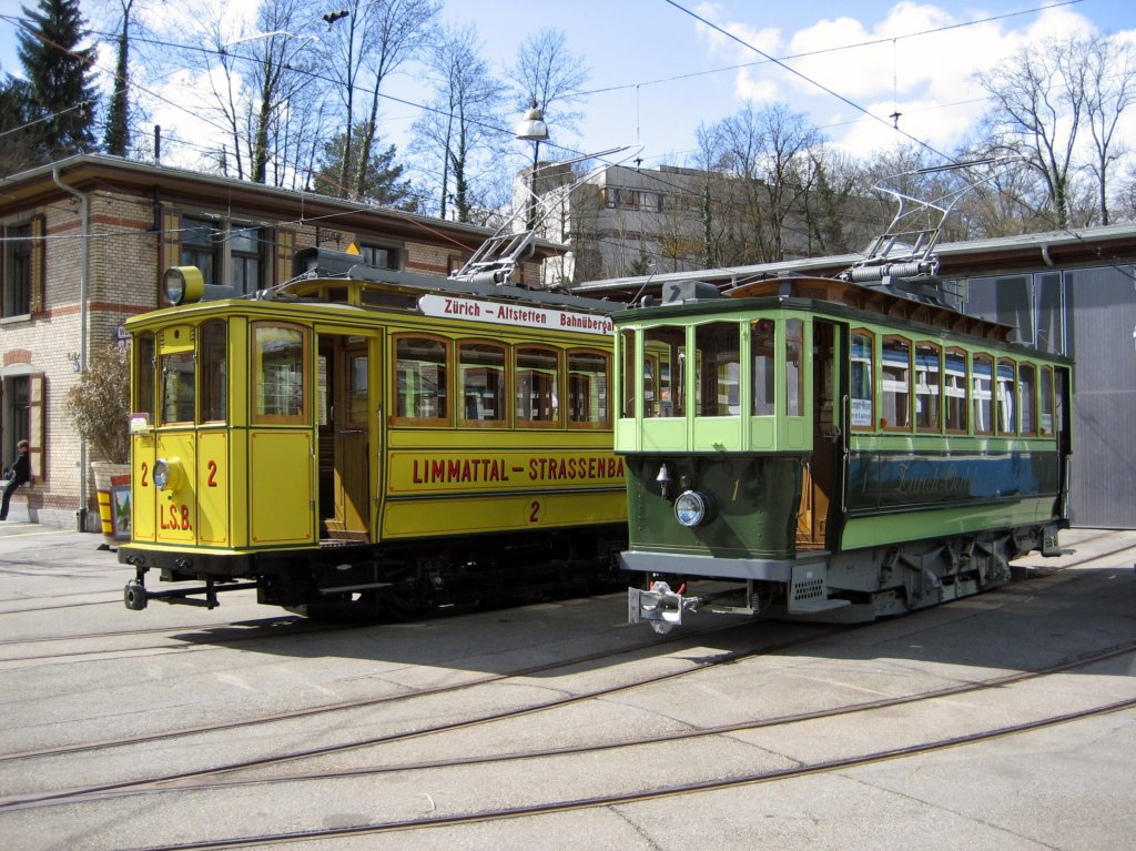 Die beiden ltesten betriebsfhigen Tramwagen der Schweiz warten auf ihren Einsatz.
Links: Limmattalstrassenbahn LSB 2 (Baujahr 1900)
Rechts: Motorwagen ZOS 1 (Strassenbahn Zrich-Oerlikon-Seebach), Baujahr 1897.
Aufgenommen am 5. April 2010 an der Saisonerffnung des Tram Museums Zrich.