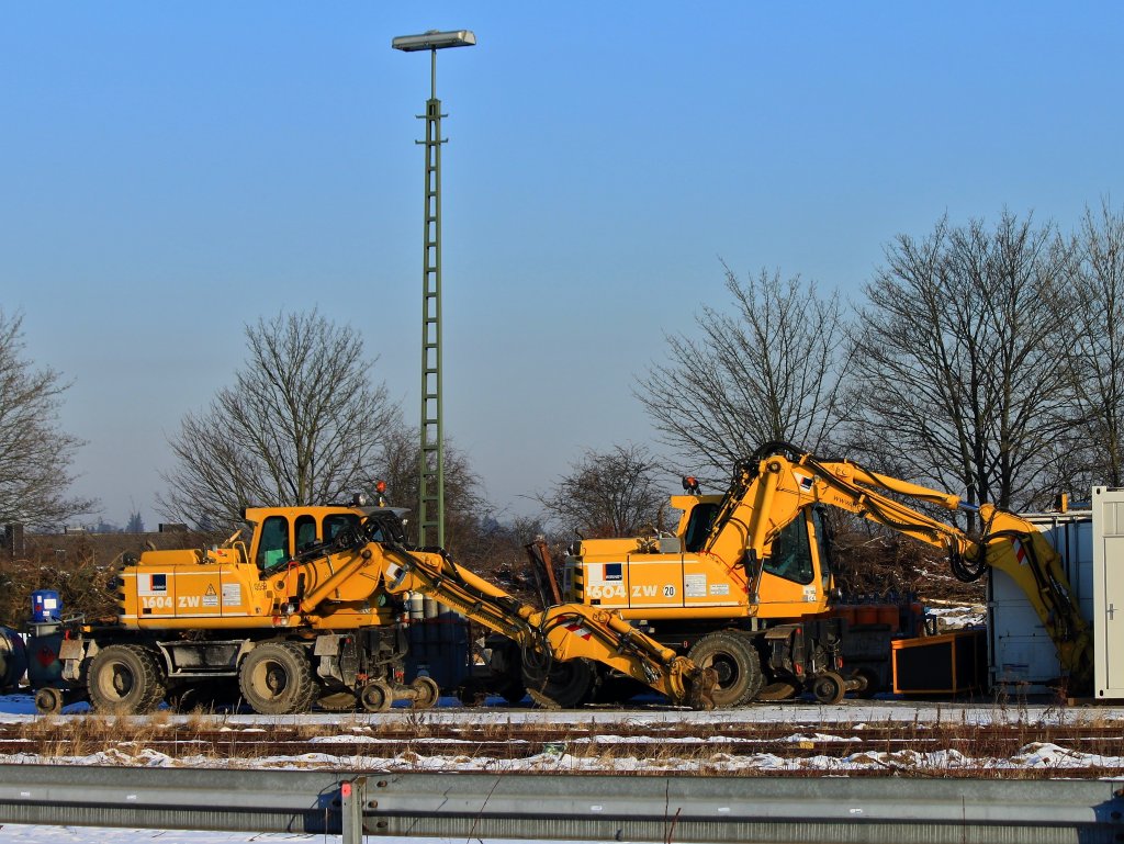 Die beiden Atlas 1604 ZW Zweiwegebagger von der Firma Hering Gleisbau GmbH warten am 06.02.2012 schon in Aachen West auf ihren Einsatz, wenn der starke Frost abgeklungen ist werden sie mit dem Abbau der Gleise beginnen. 