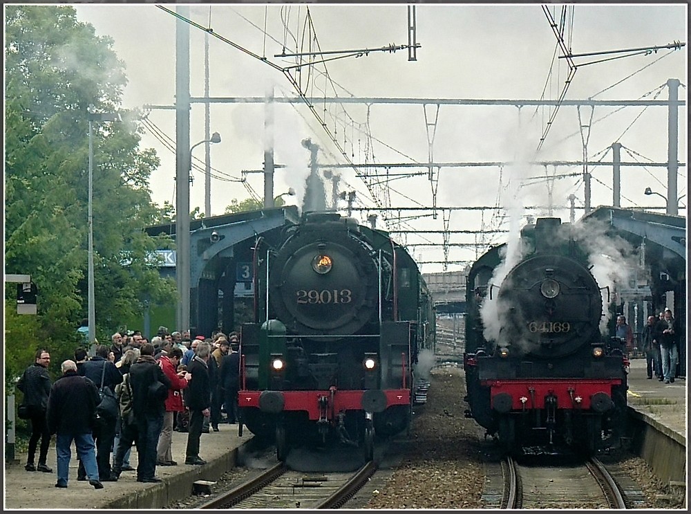 Die beiden belgischen Dampfrsser (29.013 der SCNB Holding und 64.169 der PFT/TSP) hatten am 08.05.10 eine groe Schar an Fotografen und Schaulustigen angezogen, als sie im Bahnhof von Schaerbeek zur Feier von 175 Jahre Eisenbahn in Belgien nebeneinander standen, um Pendelfahrten zwischen Schaerbeek und Louvain/Leuven zu absolvieren. (Hans)