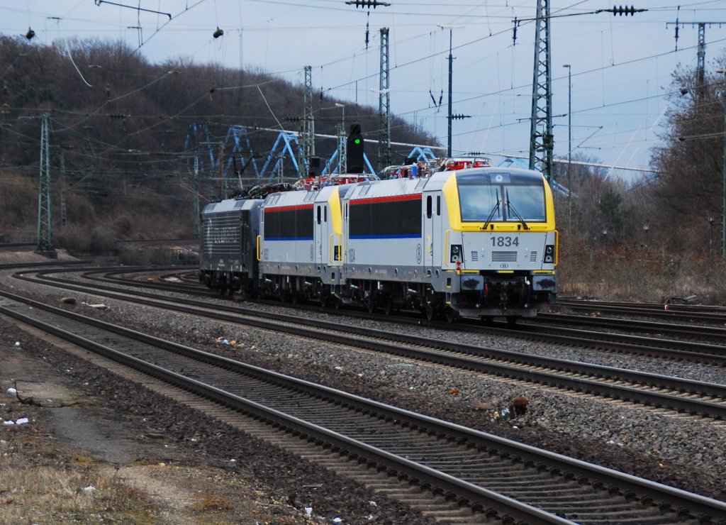 Die beiden belgischen Lkos 1833 und 1834 werden von E189 207 der CTL Logistics durch den Bahnhof K�ln-West gezogen. So gesehen am 13.03.2010. Am Tag darauf wurde dieses Gespann noch im HBf M�nchengldbach gesehen. Dem belgischen Bahnregister nach handelt es sich hier um Loks des Typ  Eurosprinter  von Siemens.
