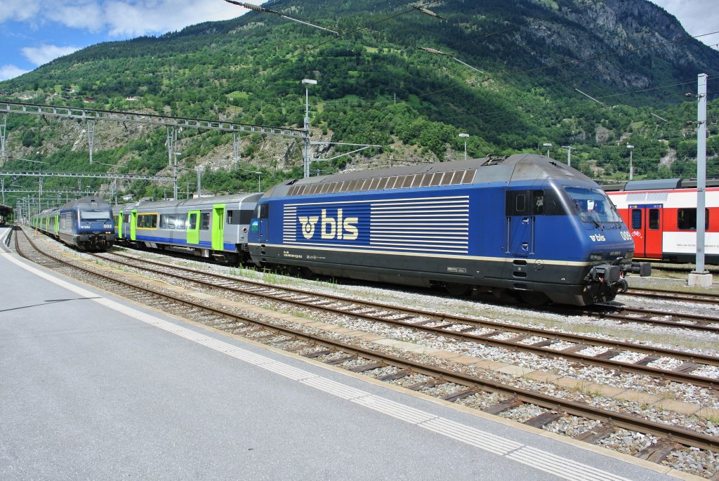Die beiden BLS Zusatz-RE warten in Brig, bis sie am Abend via Ltschbergbergstrecke zurck nach Bern fahren. Bei den Pendeln handelt es sich um 6-teilige EWIII Pendel (ex. SBB Swiss Express). Links ist die Re 465 002 (RE 3549), rechts die Re 465 009 (RE 3545), 14.07.2012.