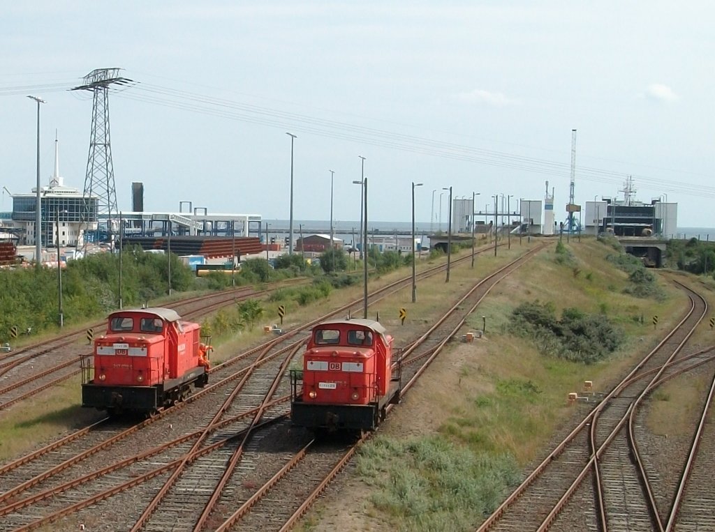 Die beiden Breitspurloks 347 975 rechts und 347 079 links kamen gleichzeitig in Mukran,am 20.August 2010,von der Fhre,so das sich eine Parallelfahrt ergab.