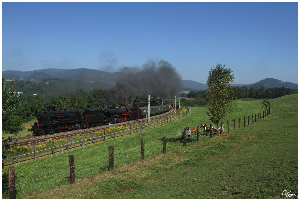 Die beiden Brenner & Brenner Loks 33.132 + 52.7612 ziehen bei der IGE sterreichrundfahrt den Sdz 17196 von St.Veit an der Glan nach Graz. Leider war fr die 52.7612 die Fahrt in Launsdorf schon zu Ende. 
St.Veit an der Glan 20.8.2012