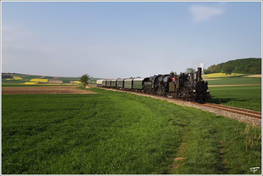 Die beiden Dampfer 17c372 + 52 100 bei der Rckfahrt vom 4.Oldtimertreffen in Ernstbrunn. 
Mollmannsdorf 1.5.2011