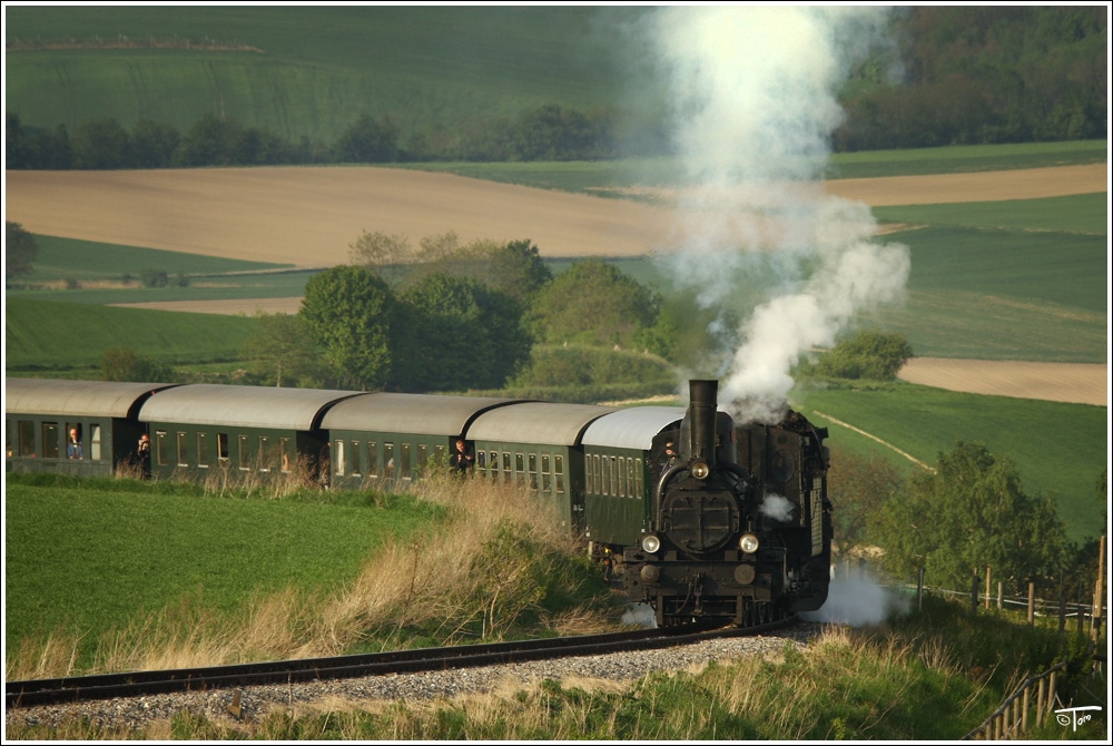 Die beiden Dampfer 17c372 + 52 100 auf der Rckfahrt vom 4.Oldtimertreffen in Ernstbrunn. 
Karnabrunn 1.5.2011 

