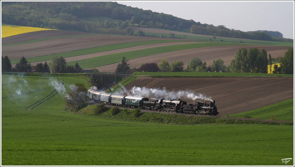 Die beiden Dampfloks 17c372 & 52 100 fahren mit dem SEZ 17303 von Ernstbrunn nach Korneuburg.Es war die Retourfahrt vom 4.Oldtimertreffen in Ernstbrunn.
Karnabrunn 1.5.2011

