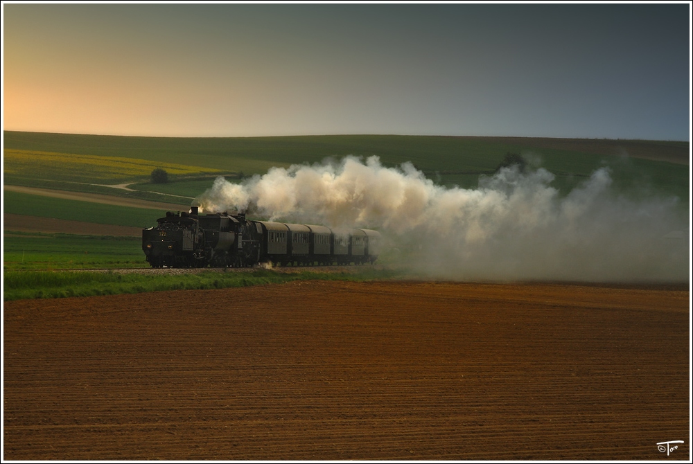 Die beiden Dampfloks 17c372 & 52 100 fahren mit dem SEZ 17300 von Korneuburg nach Ernstbrunn zum 4.Oldtimertreffen auf Strasse & Schiene. Naglern 1.5.2011 

