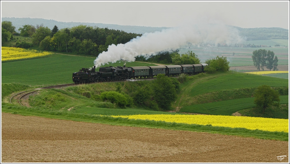 Die beiden Dampfloks 17c372 & 52 100 fahren mit dem SEZ 17300 von Korneuburg nach Ernstbrunn zum 4.Oldtimertreffen auf Strasse & Schiene. Mollmannsdorf 1.5.2011

