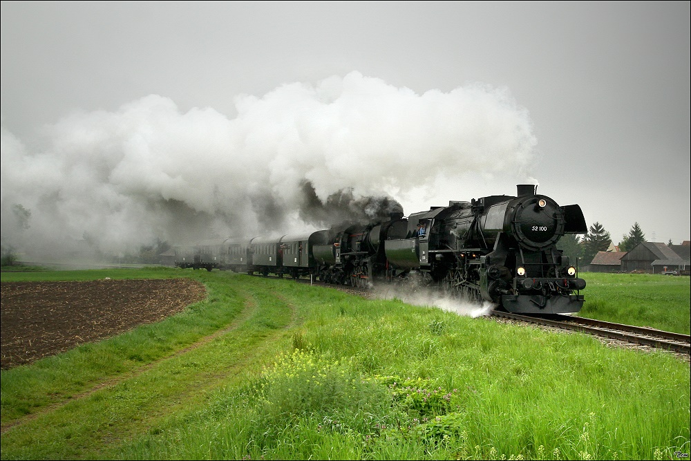 Die beiden Dampfloks 52.100 & 52.4984 fahren als SREX 16170 von Korneuburg nach Ernstbrunn zum 3.Oldtimertreffen. 
Harmannsdorf 2.5.2010