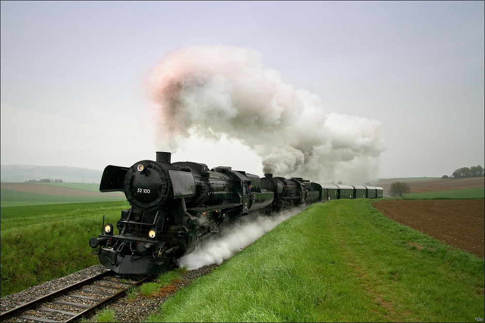 Die beiden Dampfloks 52.100 & 52.4984 fahren als SREX 16170 von Korneuburg nach Ernstbrunn zum 3.Oldtimertreffen. 
Hetzmannsdorf 2.5.2010