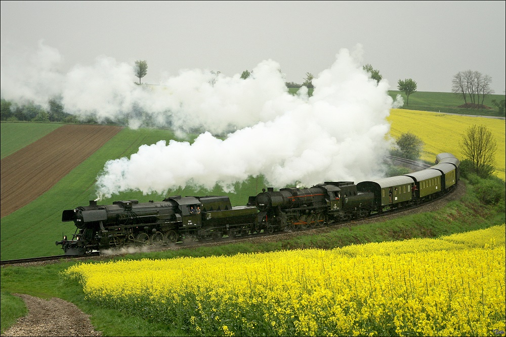 Die beiden Dampfloks 52.100 & 52.4984 fahren als SREX 16170 von Korneuburg nach Ernstbrunn zum 3.Oldtimertreffen. 
Hetzmannsdorf 2.5.2010