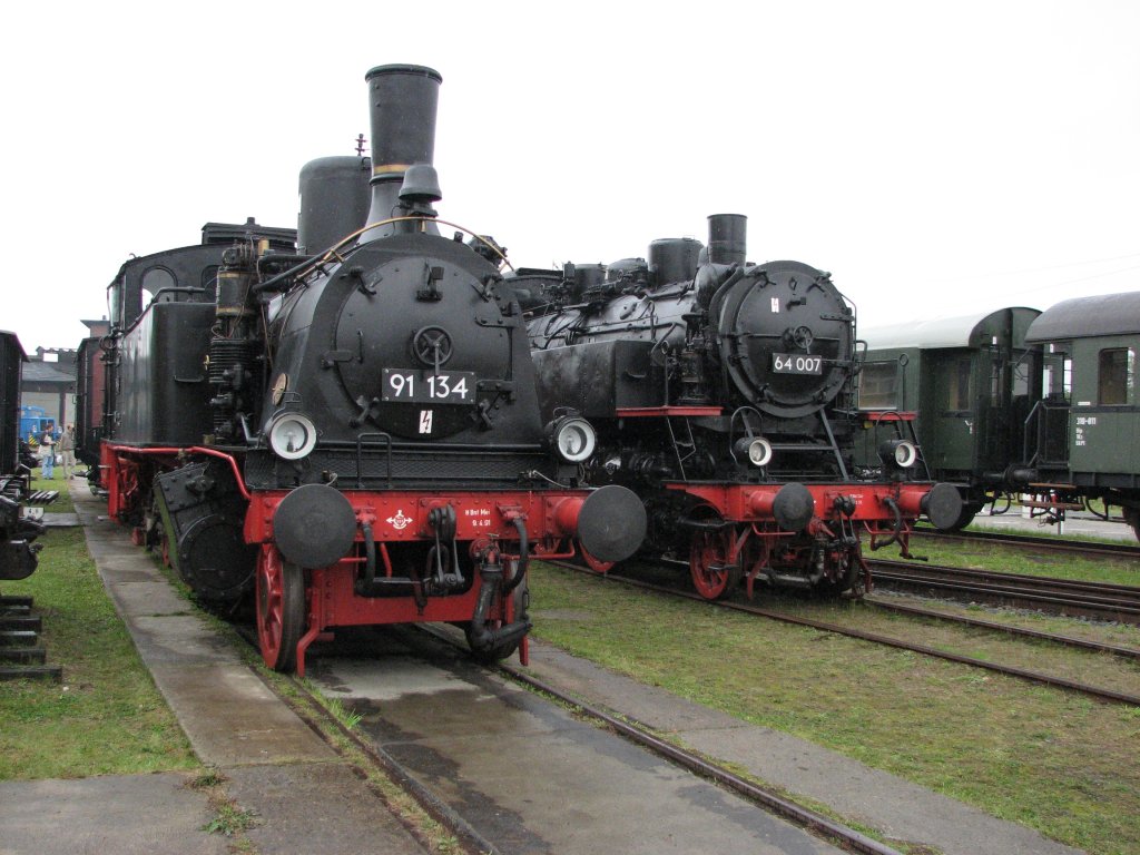 Die beiden Dampfloks 91 134 und 64 007 im Rahmen einer Austellung im Eisenbahnmuseum Schwerin am 29.09.2007