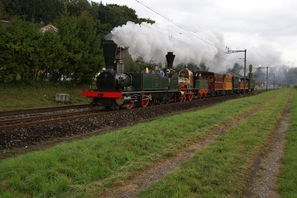 Die beiden Dampfloks Ec 2/5  Genf  und D 1/3  Limmat  kehren am 25.9.10 von Lyss, wo sie gewendet wurden, zurck. Das Bild entstand in Busswil.