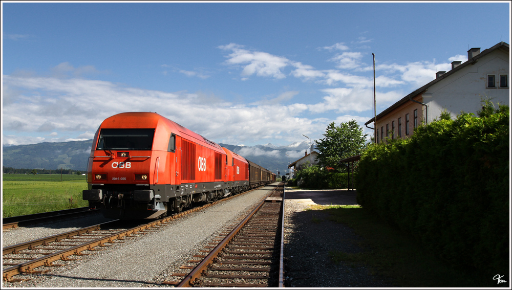 Die beiden Dieselloks 2016 055 + 054 ziehen den Holzzug 55555 von Zeltweg nach Frantschach. 
Weikirchen 21.6.2011