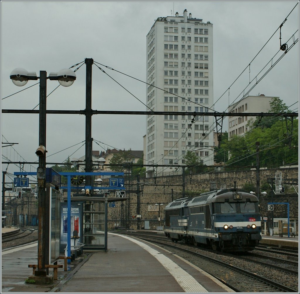 Die beiden Dieselloks BB 67 268 und 67 259 fahren in Dijon Ville ein. 
22. Mai 2012
