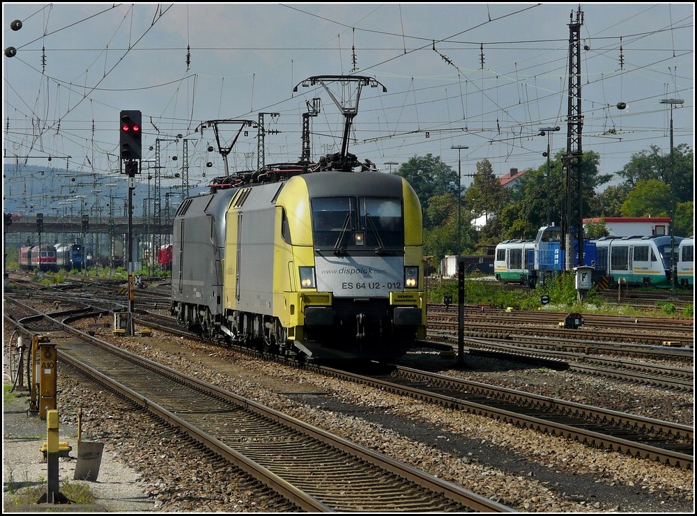 Die beiden Dispoloks ES 64 U2-012 und ES 04 U2-098 durchfahren am 11.09.2010 den Bahnhof von Regensburg. (Jeanny) 