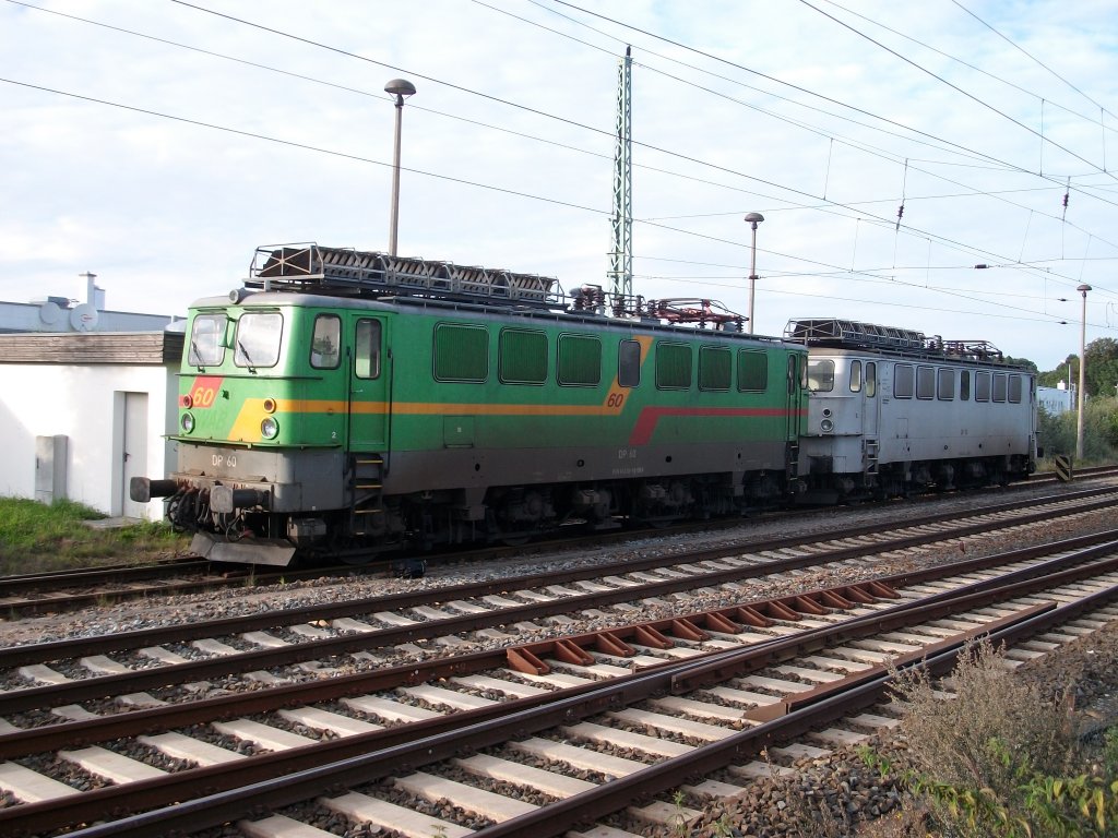 Die beiden DP-Loks 60 und 50 standen am 03.September 2010 an der Nordeinfahrt von Bergen/Rgen.