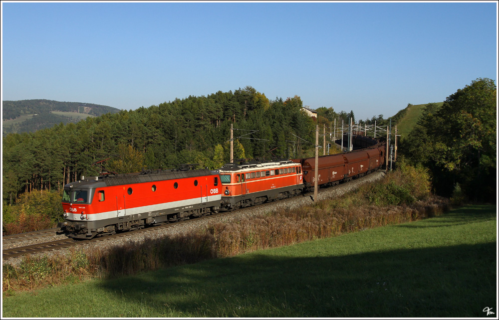Die beiden E-Loks 1144 208 und 1142 682 ziehen den 48042 von Kalsdorf nach Stadlau ber den Semmering, fotografiert auf der Steinbauer Wiese nahe Eichberg. 18.10.2011