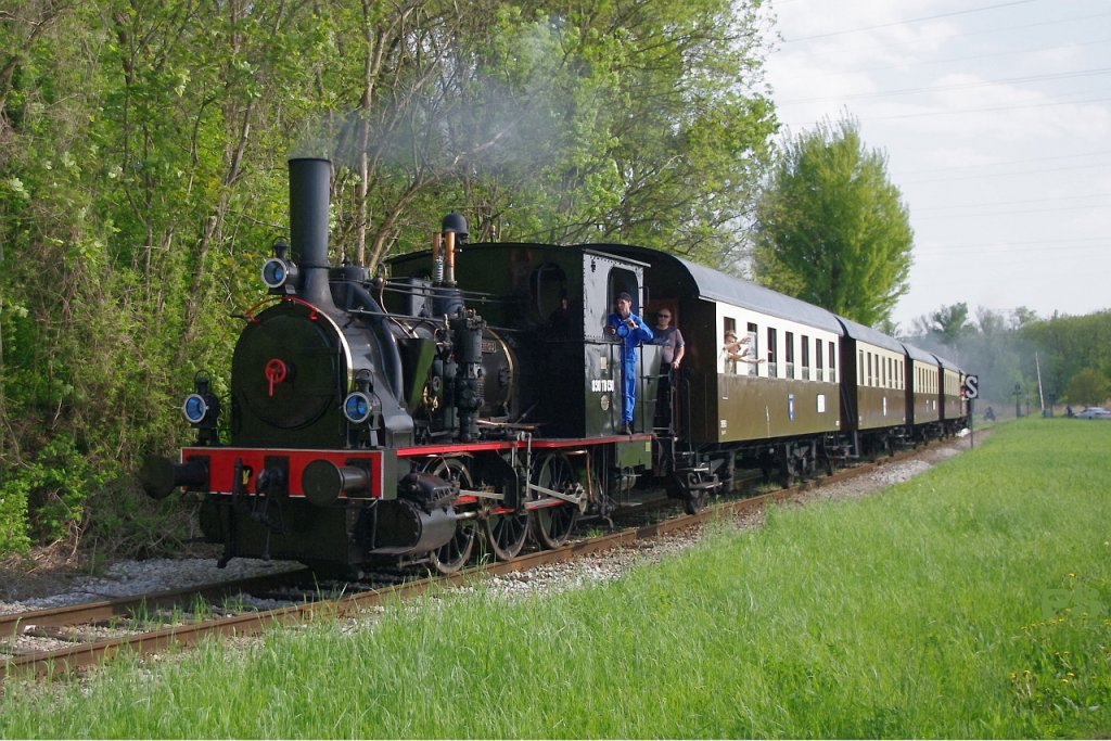 Die beiden elsssischen T3 (030 TB 130 und 134) des Ried-Express pendelten am 5. Mai 2013 zwischen dem Depot der CFTR und dem Bahnhof Volgelsheim. 