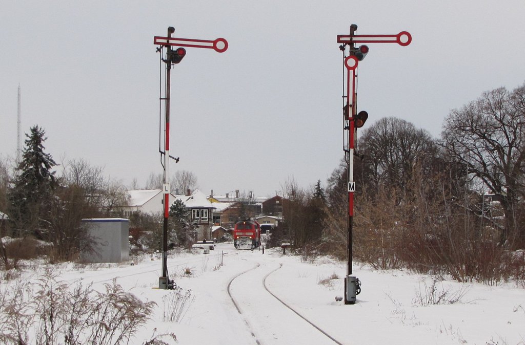 Die beiden Formsignale in Richtung Nebra, im Bf Laucha (Unstrut). Im Hintergrund fhrt DB 218 468-7 mit einem Schneepflug der Bauart Meiningen aus Karsdorf kommend in den Bahnhof ein; 10.12.2010