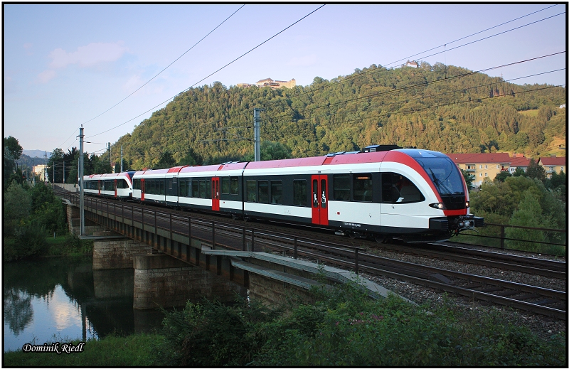 Die beiden GKB Triebwagen GTW 9581 5063 002 + 003 bei ihrer berstellfahrt als SLP 19927 von Breclav Pred nach Graz Kflacher Bf.  21.8.2010 Kapfenberg
