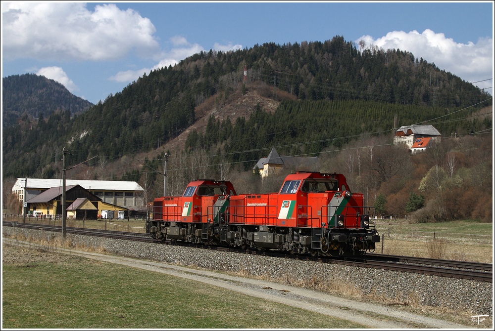 Die beiden Gmeinder Loks der STLB, D6 + D5 fahren als Lokzug vorbei am Schlo Sauerbrunn nahe Thalheim.Danke Markus !!!
30.3.2011