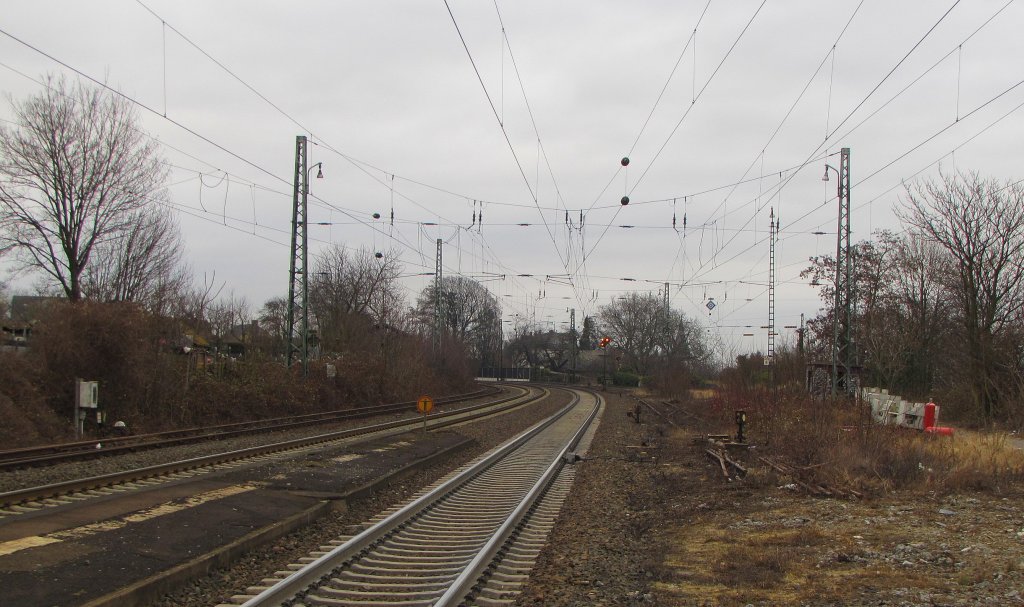 Die beiden Hauptgleise der KBS 466 und daneben zwei teilweise zurckgebaute Gter- bzw. Rangiergleise in Oestrich-Winkel, Blick in Richtung Hattenheim; 24.02.2012