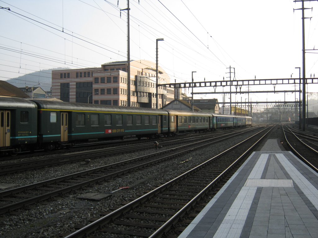 Die beiden letzten A(r), 50-85 18-33 636 vorne, 50-85 18-33 585 hinten, im IR 3229 bei Einfahrt im Bahnhof Olten, 23.01.2010.