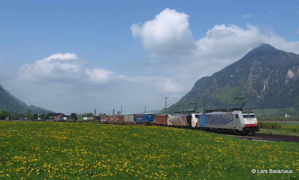 Die beiden Lokomotion 186 106 und 189 904 bringen am 03.05.13 einen KLV aus Mnchen an Niederaudorf vorbei Richtung Brenner.
