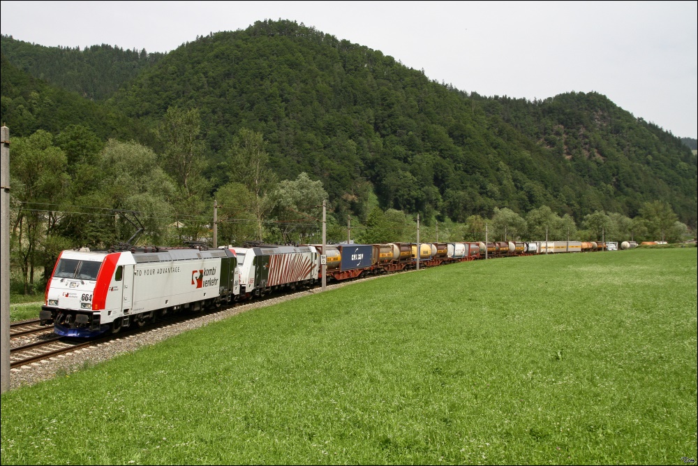 Die beiden Lokomotion Loks, 185 664 Kombiverkehr + 185 666 Nils fahren mit dem Tauernumleiter 41861 von Freilassing nach Spielfeld. 
Pernegg 11.6.2010 