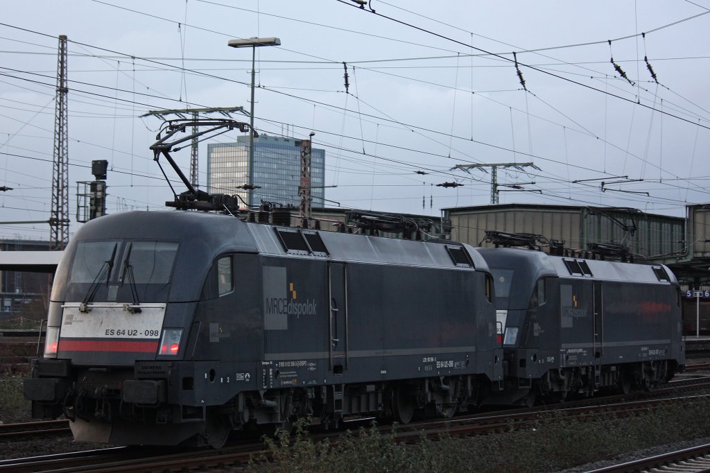 Die beiden MRCE Dispolok/TXL Taurus Loks ES 64 U2-098 und 097 verlassen am 16.12.12 Duisburg Hbf.