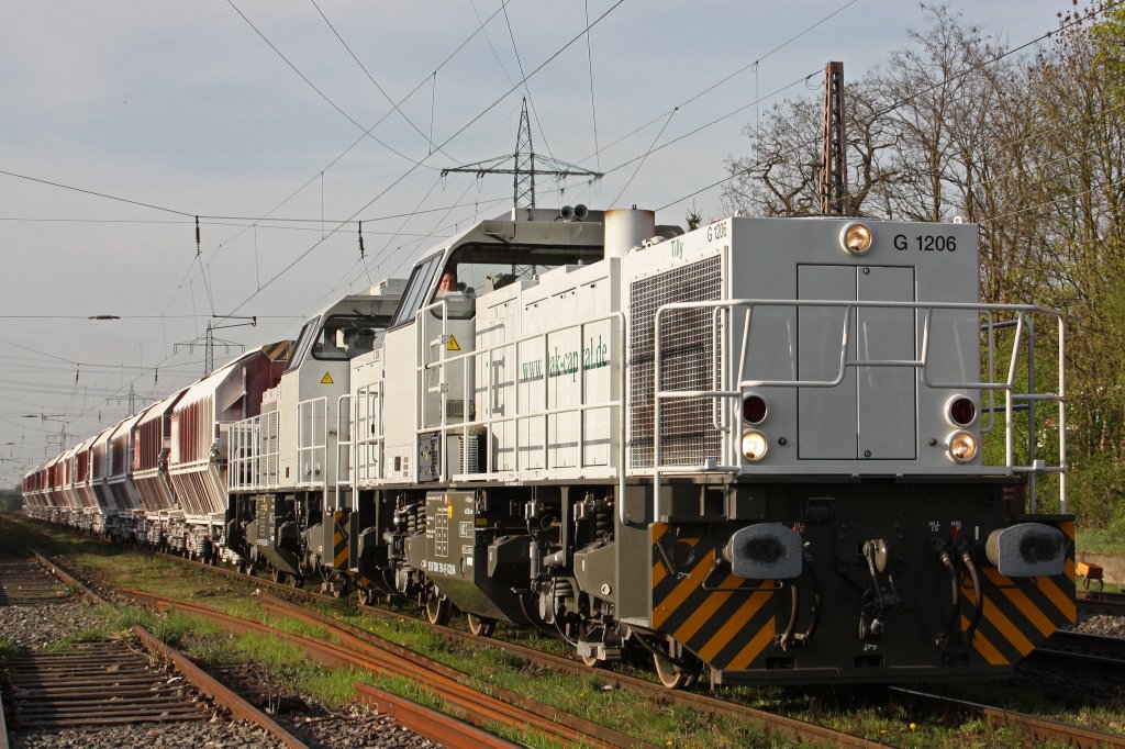 Die beiden neuen G1206er,die fr TXL im Einsatz sind (92 87 0061 754-3 F-COLRA  Tilly  und 92 87 0061 753-5 F-COLRA  Beci ) am 6.4.11 mit dem TXL Kalkpendel HKM-Flandersbach bei der Durchfahrt duch Ratingen-Lintorf.
Auf den Loks steht noch die Internetadresse www.Oak-capital.de