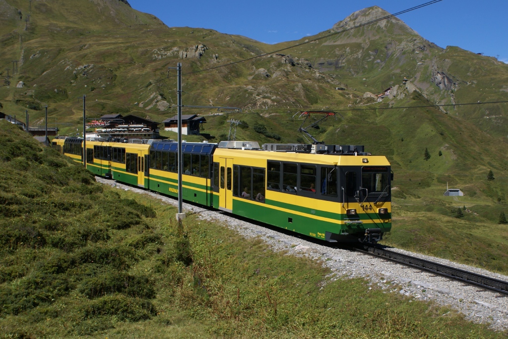 Die beiden Panorama-Triebzge Bhe 4/8 144 und Bhe 4/8 141 verlassen am 26.8.10 die Kleine Scheidegg Richtung Grindelwald.