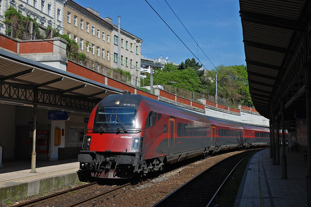 Die beiden Railjet-Garnituren 10 (80-90.710/1116 210) und 31 (80-90.731/1116 231) mit dem aufgrund einer Stellwerksstrung ber Tulln und die Vorortelinie umgeleiteten RJ 767 (Innsbruck - Wien) in der Haltestelle Breitensee.