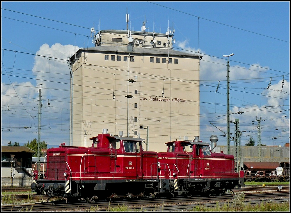 Die beiden Rangierloks 260 773-1 und 260 770-3 waren am 11.09.2010 im Bahnhof von Plattling abgestellt. (Hans)