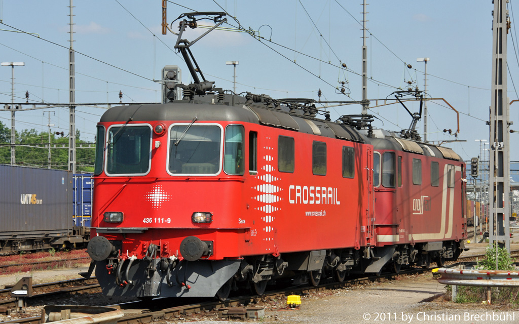 Die beiden Re436 111-9 in den neuen X-Rail Farben und die 114-3 in den alten Farben, fahren am 13.05.2011 im RB Muttenz zu ihrem Gterzug. 