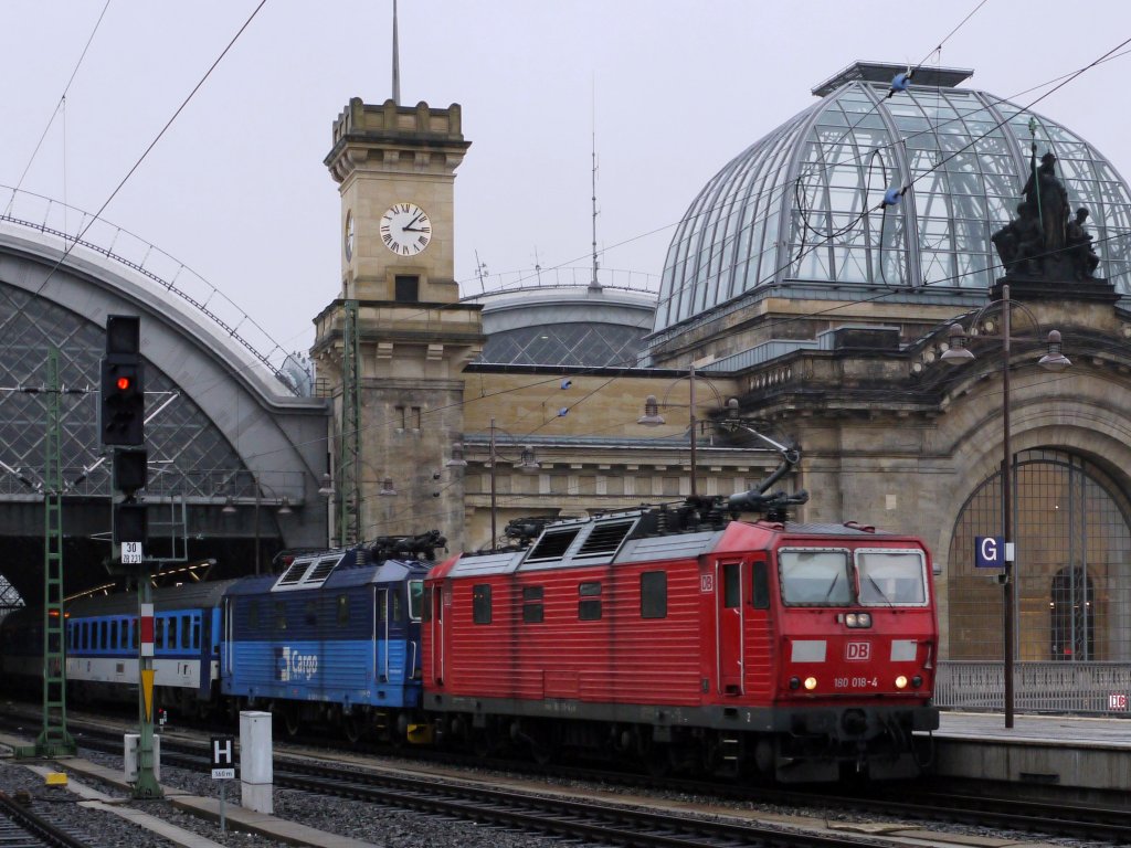 Die beiden Schwesterloks DB 180 018 und CDC 372 009 vor dem EC 177 Berlin-Gesundbrunnen - Bratislava bei Ausfahrt aus Dresden Hbf., 09.01.2013
