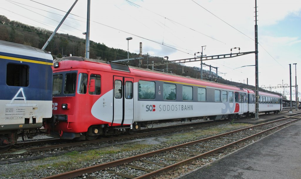 Die beiden SOB Wagen, ABt 50 48 39-35 150-0 und der B 50 48 20-35 351-5, warten in Stein-Sckingen auf die Verschrottung, 26.12.2012. 

