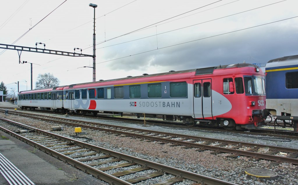 Die beiden SOB Wagen, ABt 50 48 39-35 150-0 und der B 50 48 20-35 351-5, warten in Stein-Sckingen auf die Verschrottung, 26.12.2012. 