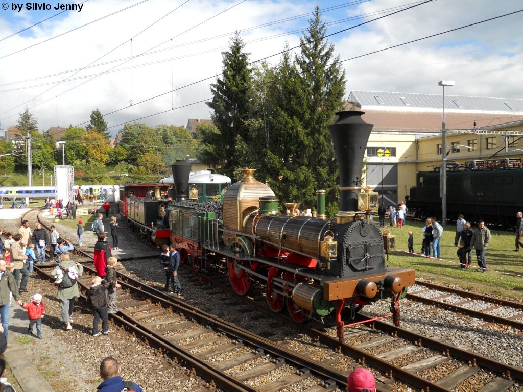 Die beiden Stars am 150 ans arc Jurassien Fest waren unbestritten die beiden Dampfloks D 1/3 ''Limmat'' und Ec 2/5 28 ''Genf'' die diverse Extrafahrten ab Biel fuhren, und jeweils ins Festgelnde hinein fuhren, und auf der Drehscheibe im Hintergrund abgedreht wurden.