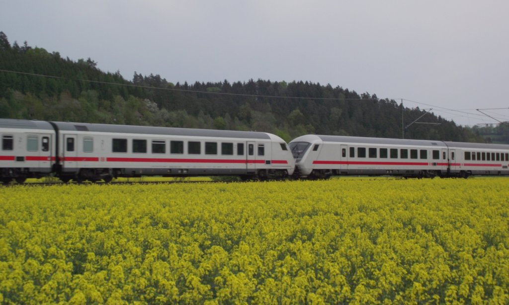 Die beiden Steuerwagen in der Mitte des Ersatzzuges die am 29. April 2011 die KP Reserven Nrnberg und Stuttgart zum IC 2802 nach Berlin vereinten. Die Aufnahme entstand bei Kronach. An den anderen beiden Zugenden hingen die 120 140 und die 120 147.