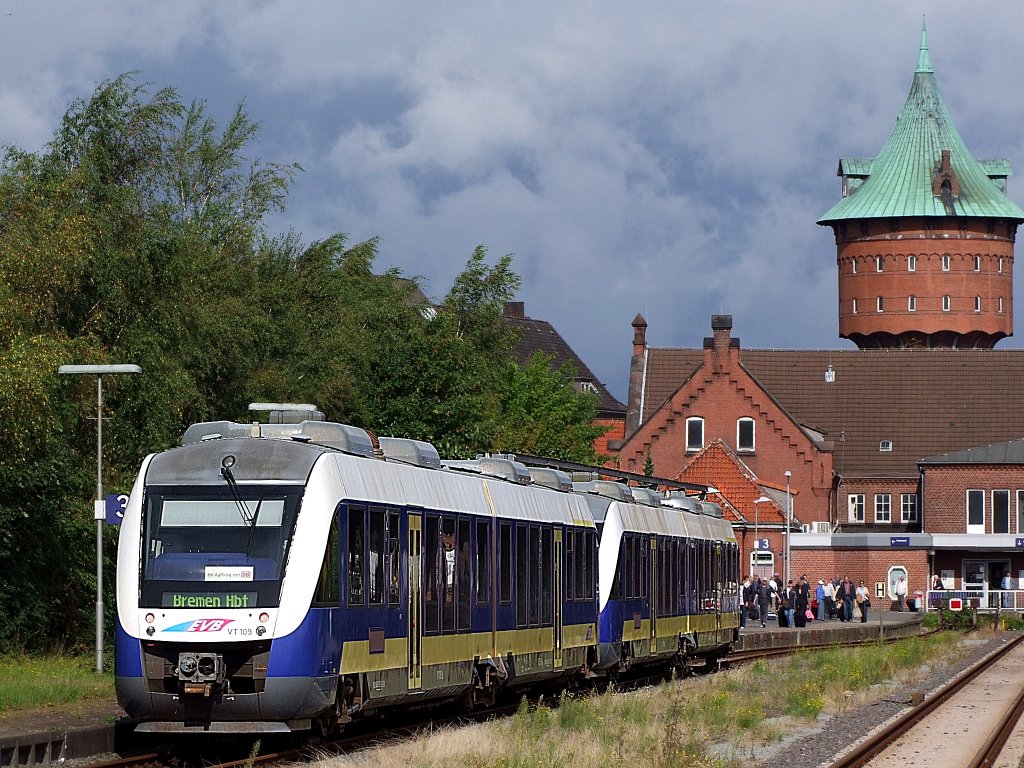 Die beiden Triebz�ge VT109 u.VT108 werden in Cuxhaven am Bahnsteig3 als RB14941 bereitgestellt;090829