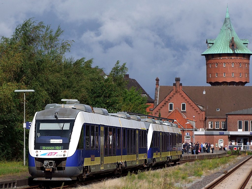 Die beiden Triebzge VT109 u.VT108 werden in Cuxhaven am Bahnsteig3 als RB14941 bereitgestellt;090829