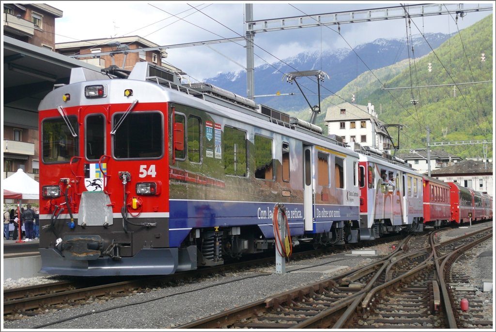 Die beiden Werbetriebwagen ABe 4/4 III 54  Hakone  und 51  Poschiavo  in Tirano. (08.05.2010)