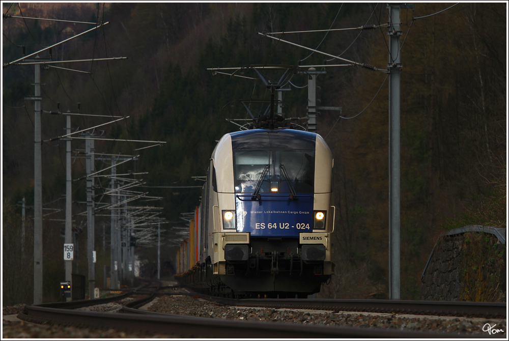 Die beiden WLB Loks ES 64U2 024 + 066 ziehen den Containerzug 43623 nach Graz Werndorf.
Bruck an der Mur 31.3.2012