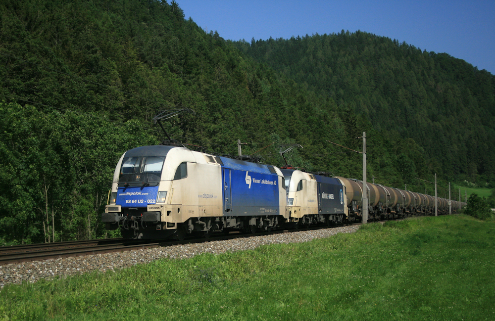 Die beiden WLC-Loks 182.522  Wiener Lokalbahnen AG  und 182.535  Khne + Nagel  im Tandem mit dem SGAG 47882 (Sisak-Caprag – Ludwigshafen), aufgenommen bei Pernegg am 12.06.2010