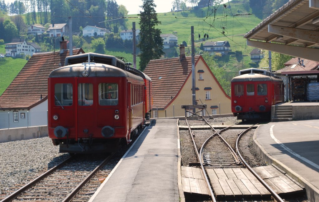 Die beiden Zahnradtriebwagen ABDeh 2/4 24 (links) und 23 (rechts) der Rorschach-Heiden-Bergbahn (RHB). Mittlerweile gehhrt die Bahn zu den Appenzeller Bahnen (AB), die sie intern als BDeh 2/4 fhrt, seit die erste Klasse abgeschafft wurde. Aufnahme am 23.04.11 in Heiden.
