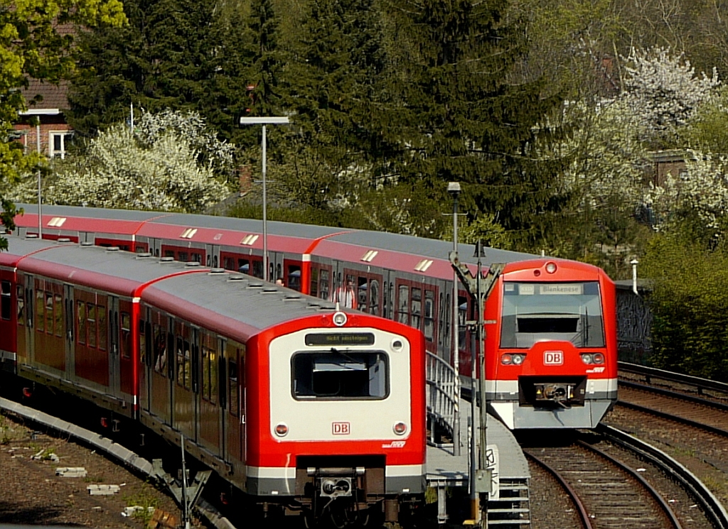 Die beiden Zge in der Abstellanlage des Bahnhofs  Hasselbrook  reprsentieren die zwei unterschiedlichen Baureihen, die heute bei der Hamburger S-Bahn verkehren. 19.4.2011