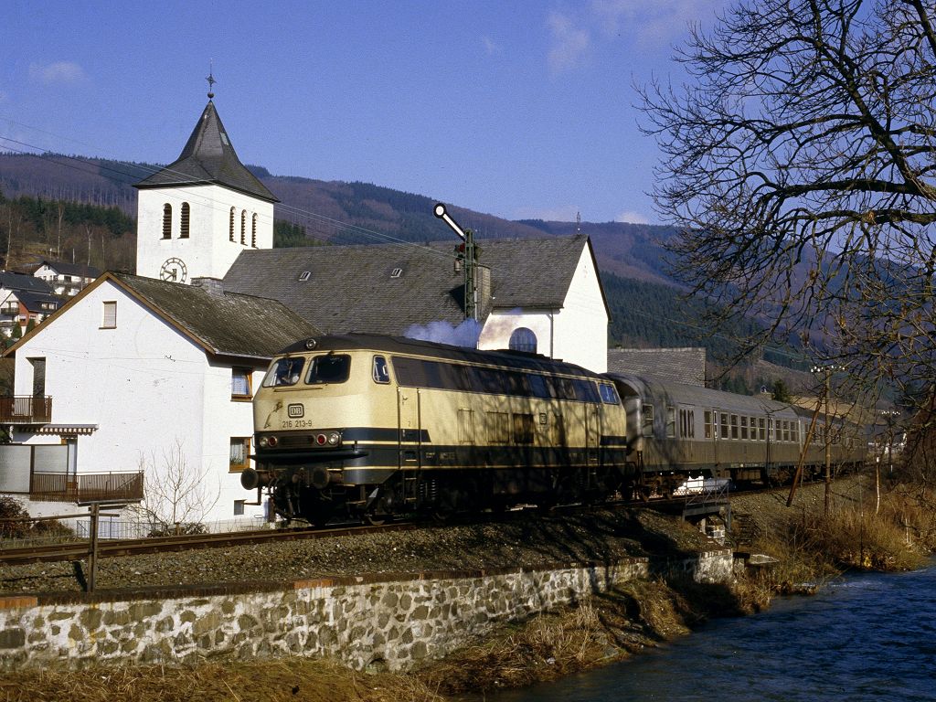 Die bekannte Durchfahrt durch Wulmeringhausen mit 216 213 am 14.03.1986.